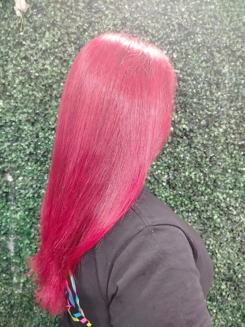 Color fantasía rosa fucsia, cabello largo y liso