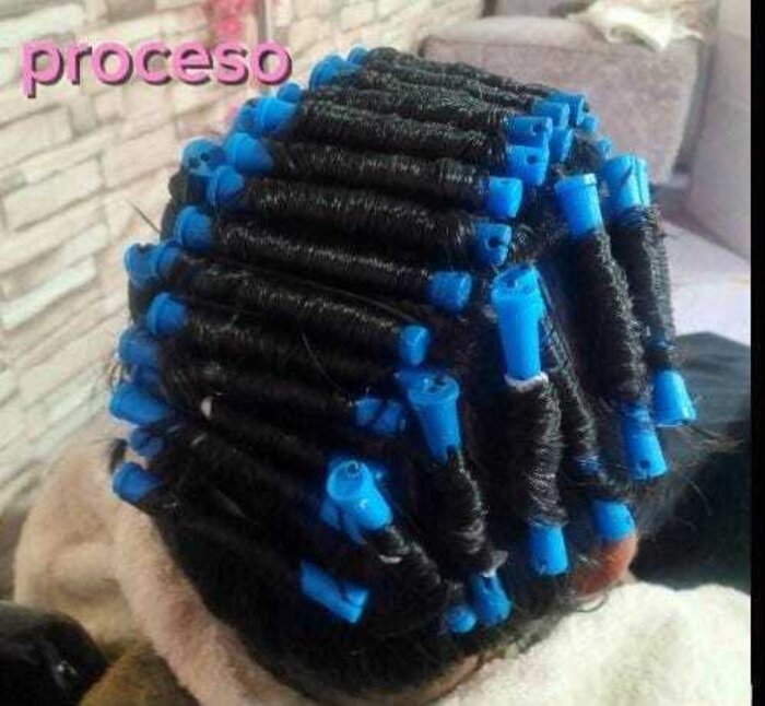 Proceso de permanente de rizos con tubos, cabello de caballero