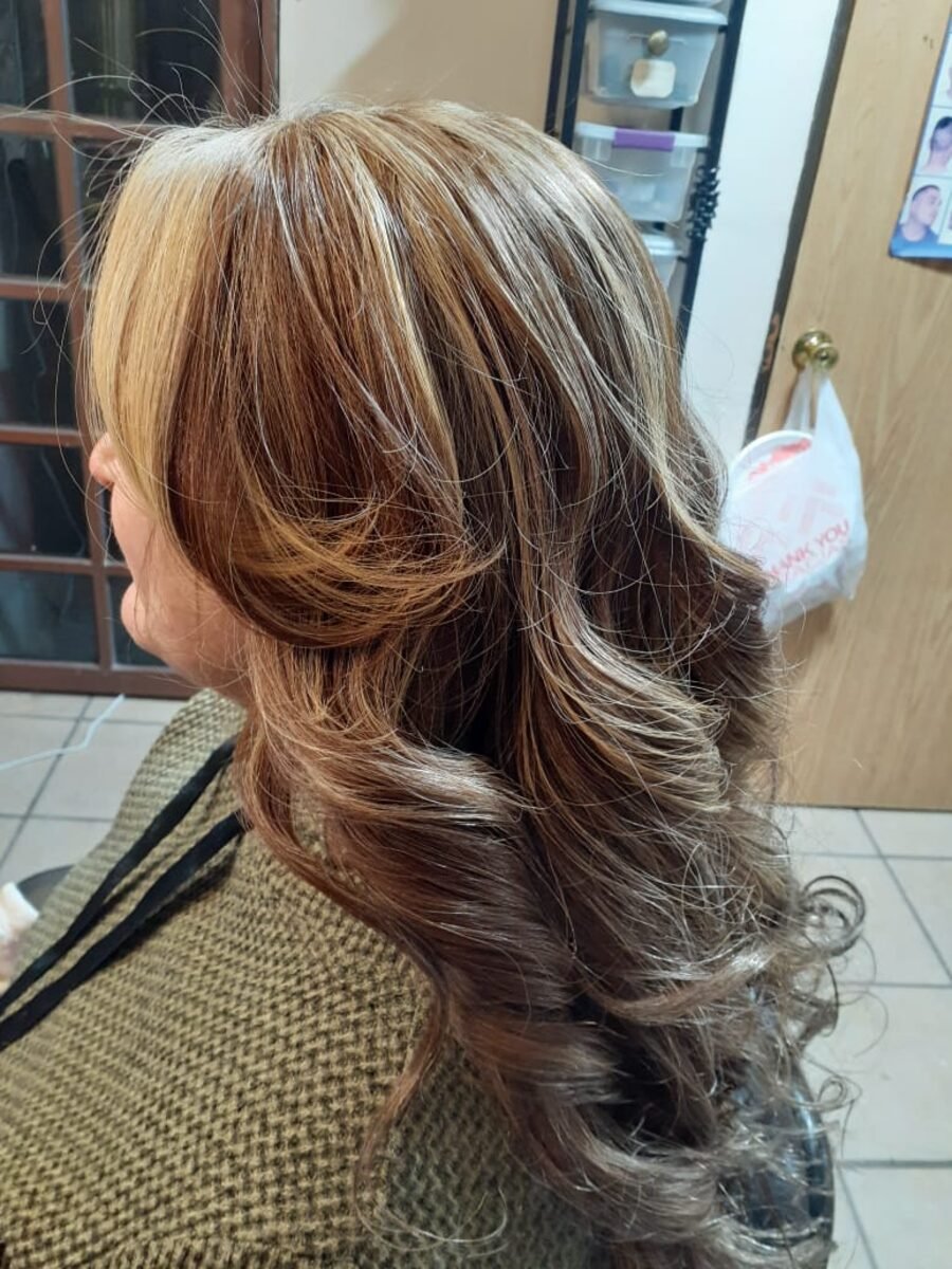 Ondas rubias con reflejos sobre base castaña