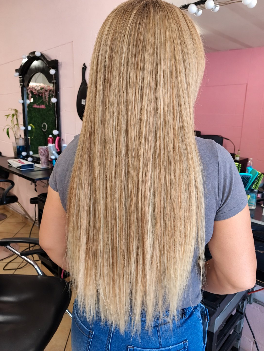 Cabello largo rubio beige visto desde atrás